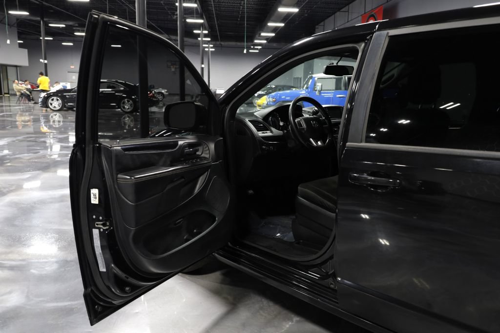 Used 2018 Dodge Grand Caravan SE FWD image 9