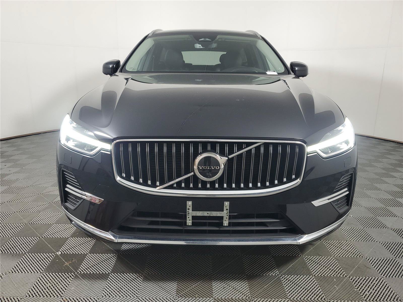 Certified 2023 Volvo XC60 B5 Ultimate w/ Climate Package FWD image 2