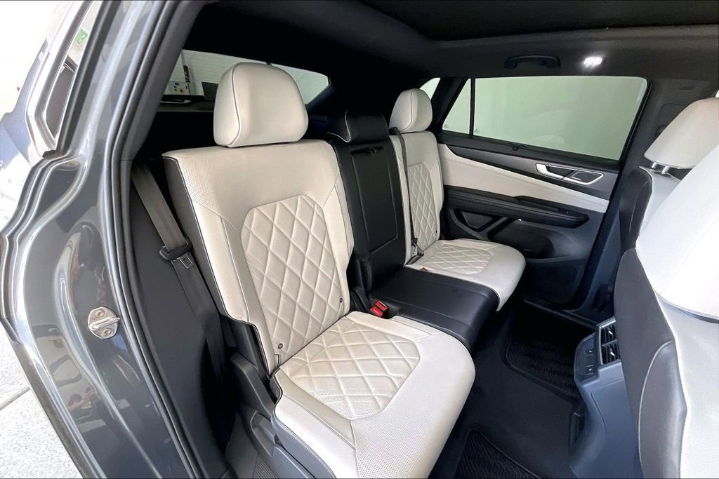 Used 2024 Volkswagen Atlas Cross Sport SEL Premium R-Line image 36