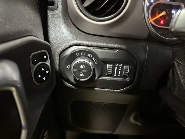 Used 2020 Jeep Gladiator Sport w/ Technology Group AWD/4WD image 15