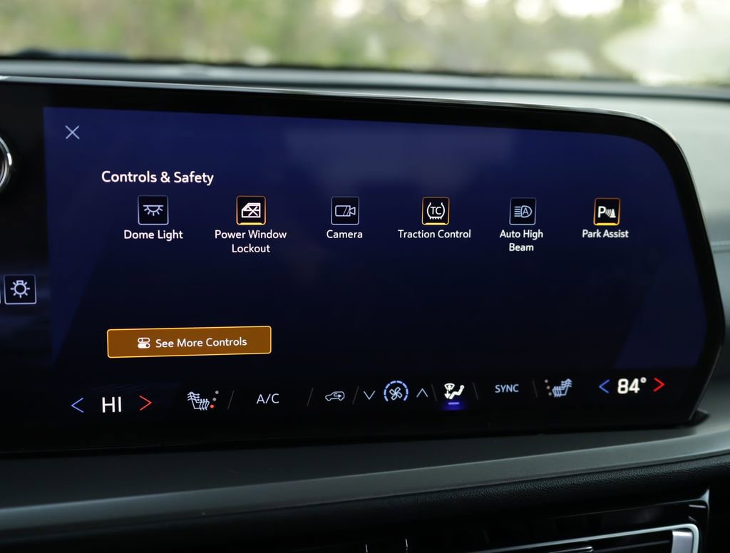 Used 2024 Chevrolet Traverse LT w/ Midnight/Sport Edition image 16