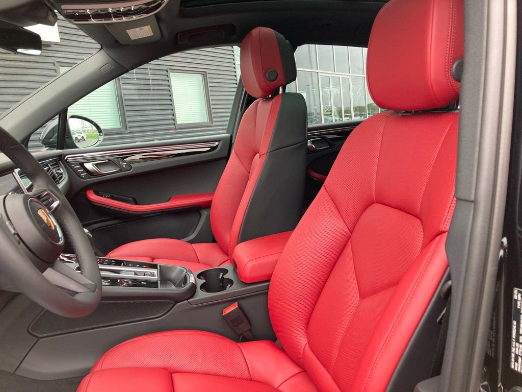 Used 2025 Porsche Macan image 5