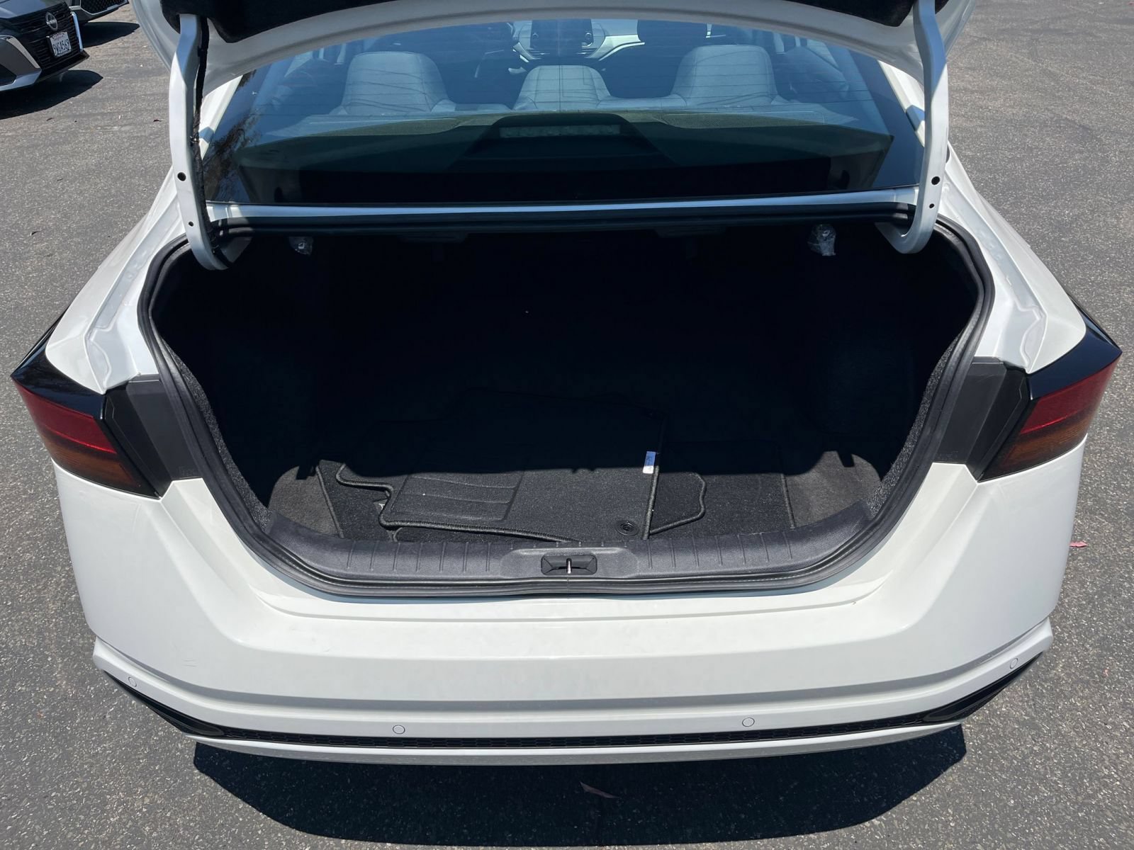 Used 2025 Nissan Altima 2.5 SV FWD image 31