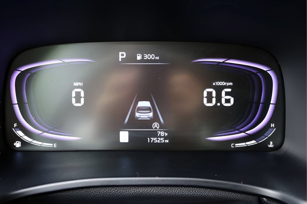 Used 2025 Kia Soul LX w/ LX Technology Package FWD image 25