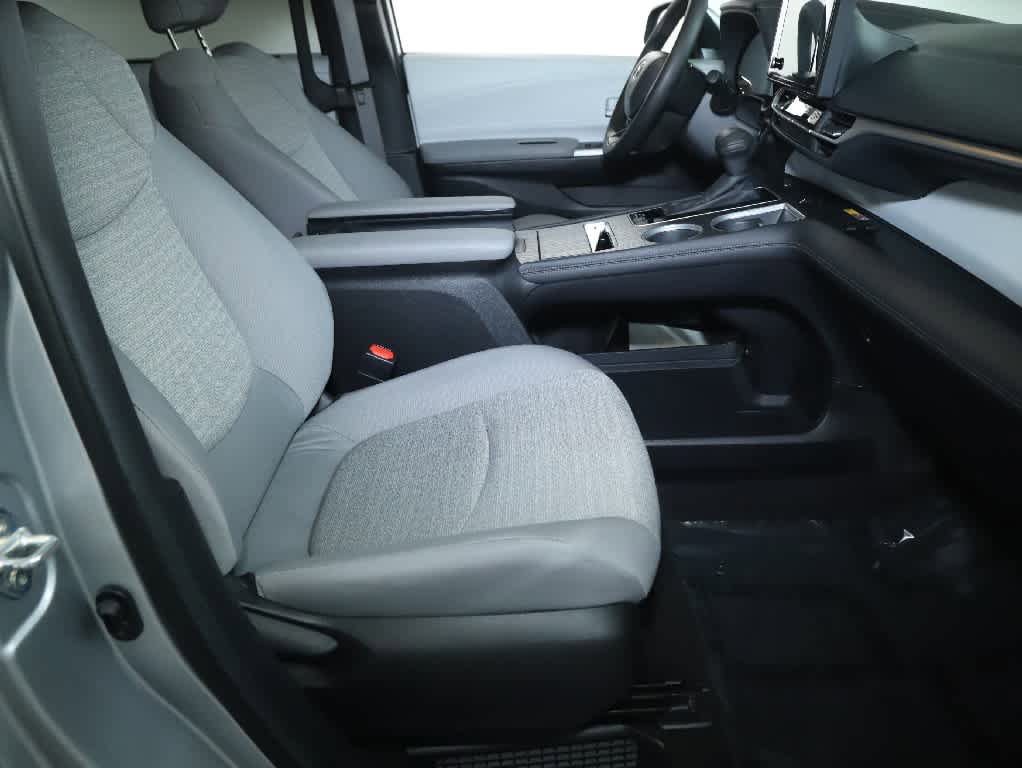 Used 2025 Toyota Sienna LE FWD image 31