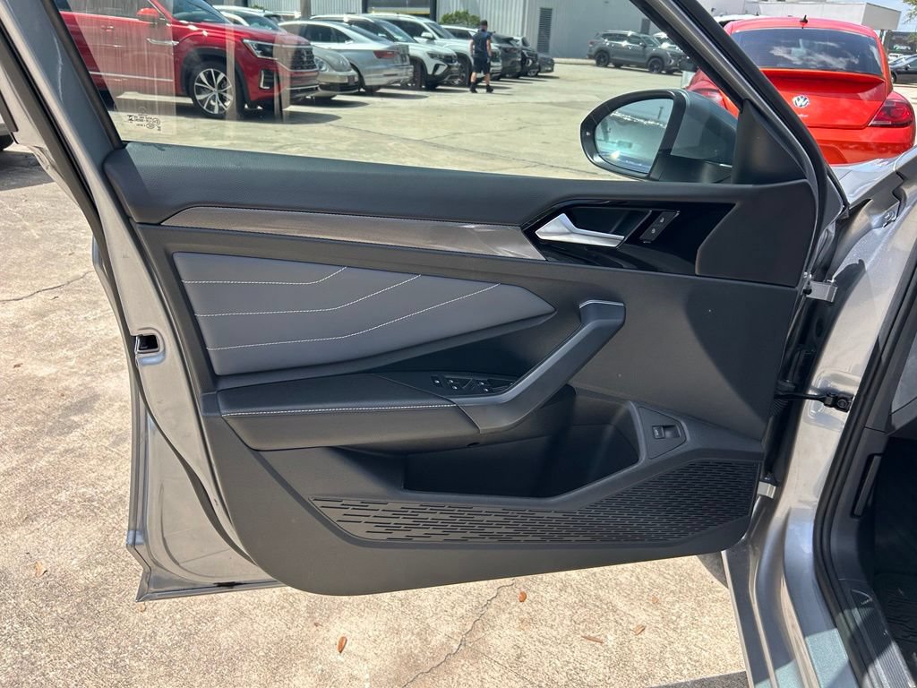 Used 2025 Volkswagen Jetta SEL FWD image 40