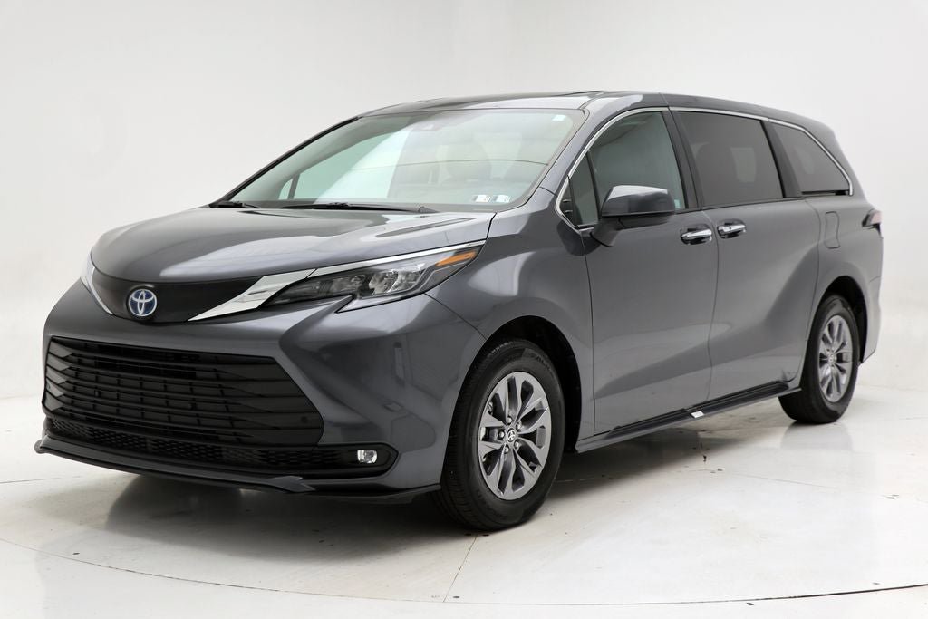 Used 2025 Toyota Sienna XLE FWD image 2