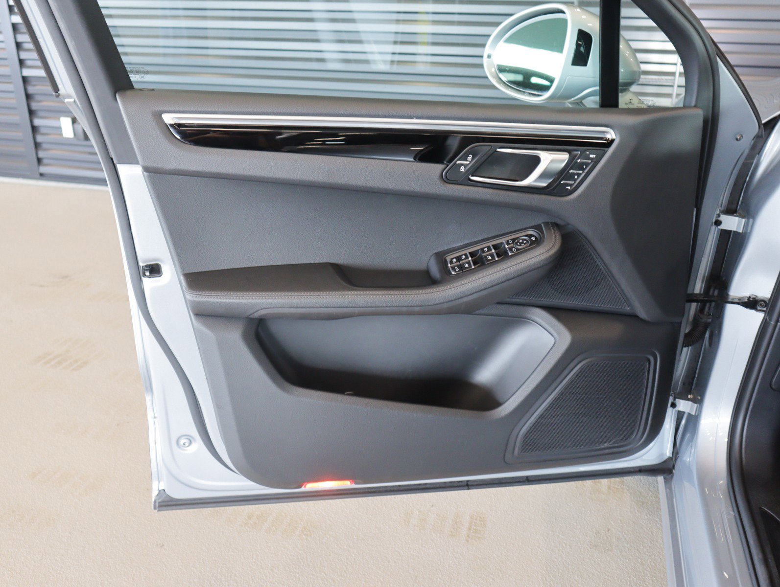 Certified 2023 Porsche Macan AWD/4WD image 23