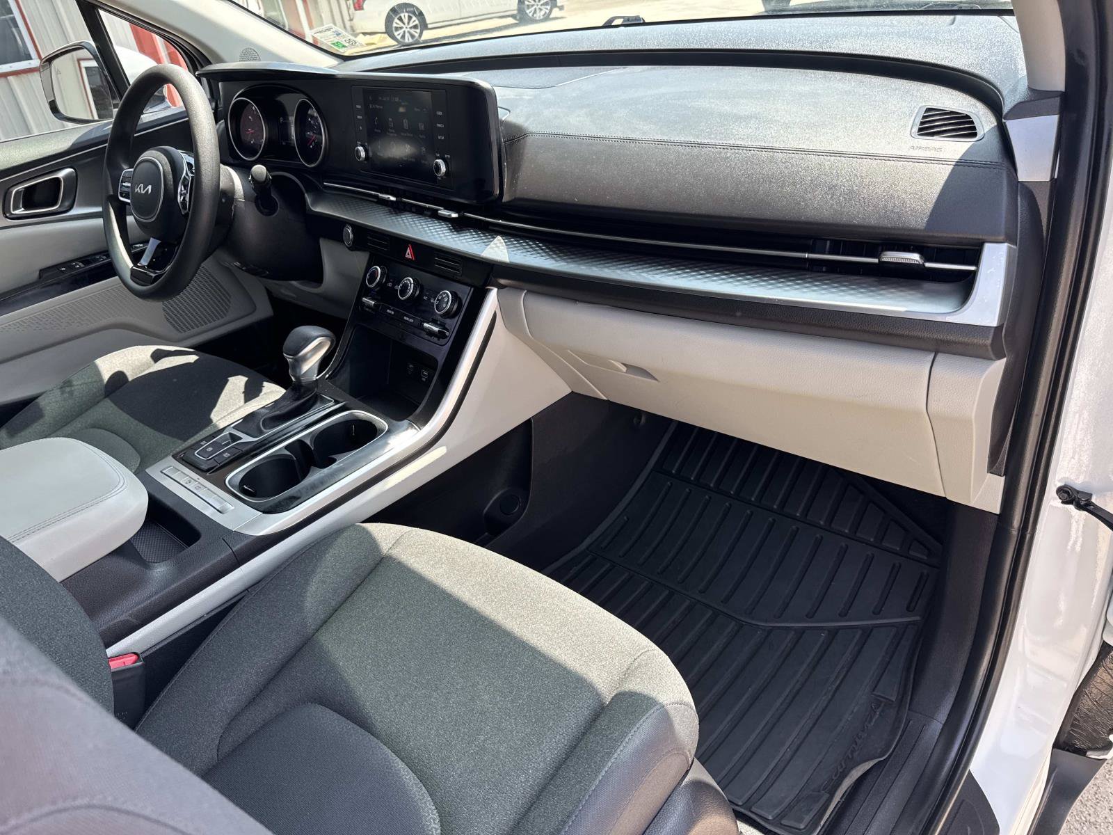 Used 2024 Kia Carnival LX FWD image 12