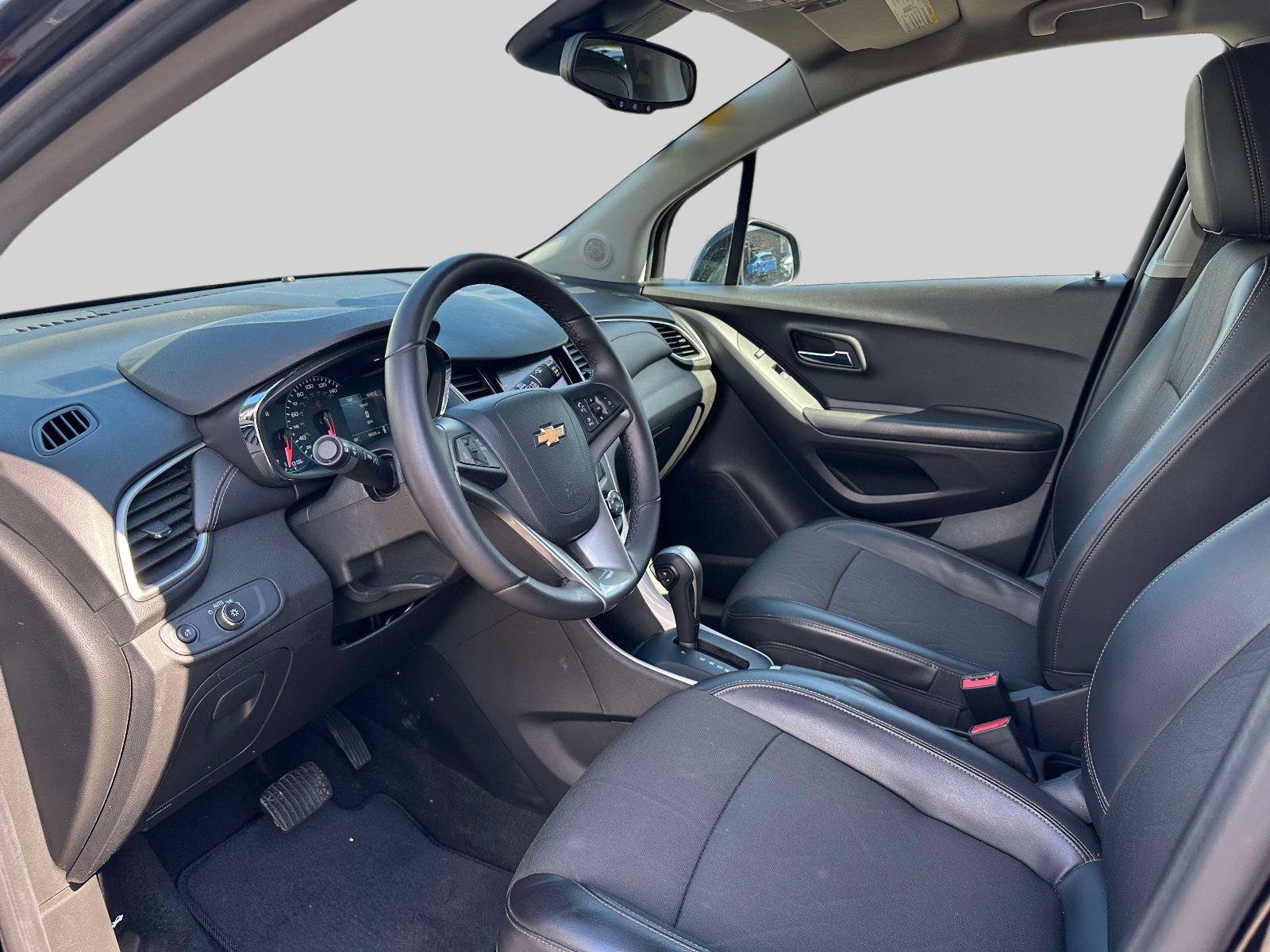 Used 2022 Chevrolet Trax LT w/ Midnight Edition image 16