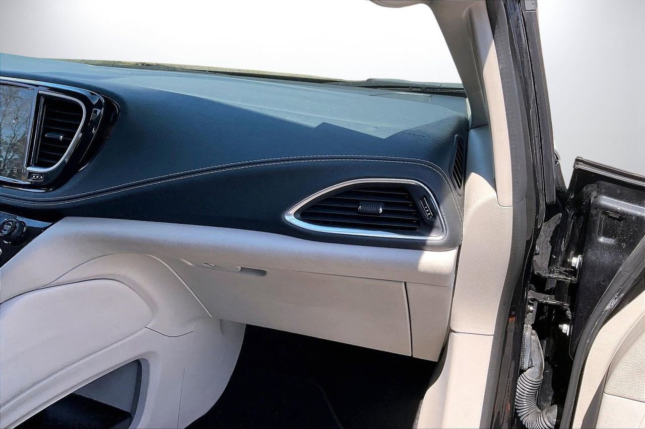 Used 2023 Chrysler Pacifica Limited image 22