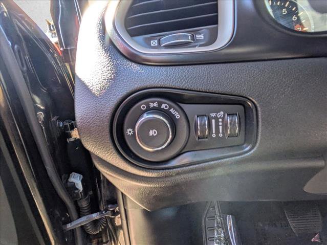 Used 2017 Jeep Renegade Limited image 19