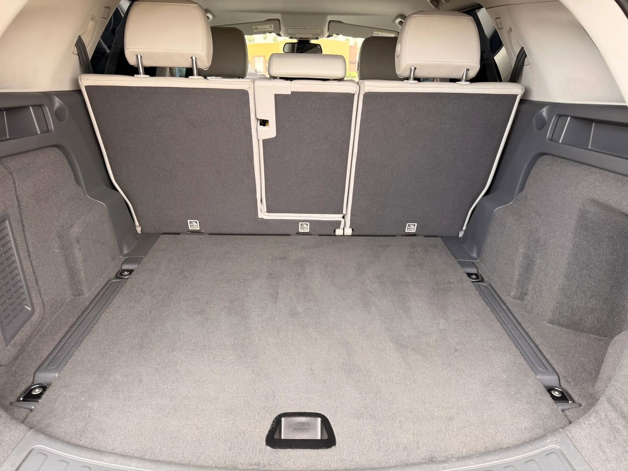 Used 2017 Land Rover Discovery Sport SE image 36