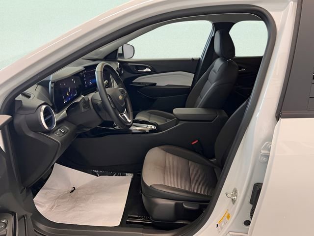 Used 2025 Chevrolet Trax LT w/ LT Convenience Package image 14