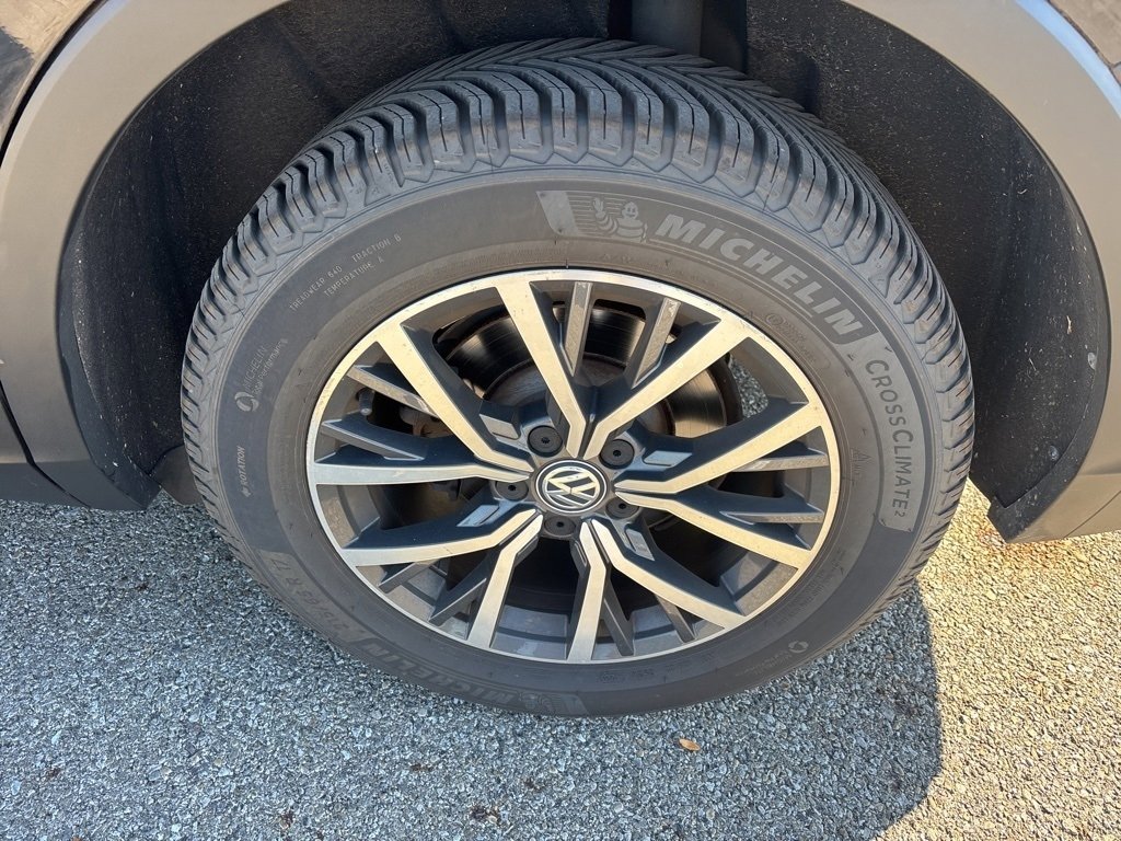 Used 2019 Volkswagen Tiguan SE w/ Panoramic Sunroof Package image 9