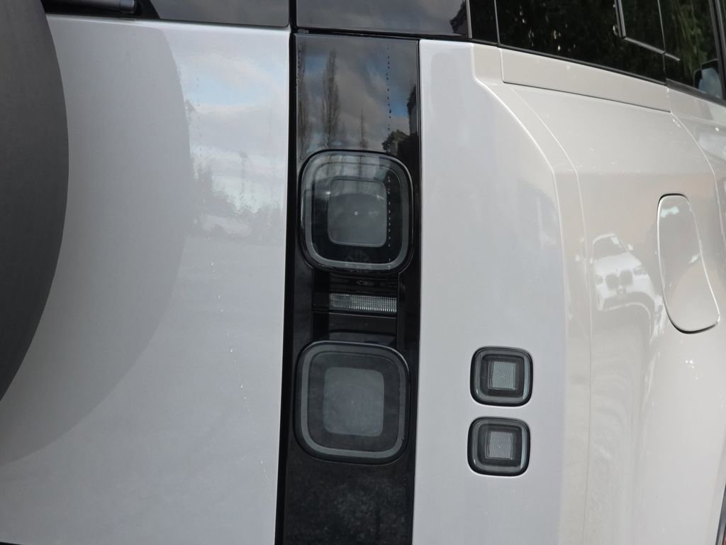 New 2026 Land Rover Defender 110 X-Dynamic SE image 35
