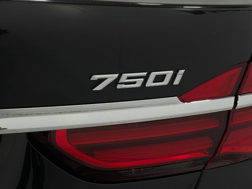 Used 2018 BMW 750i w/ Executive Package RWD image 40