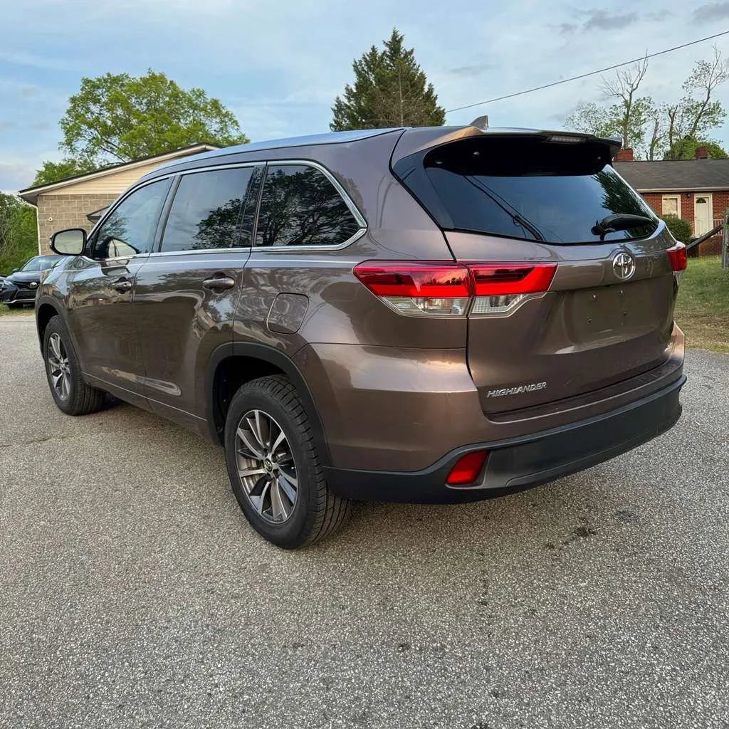 Used 2017 Toyota Highlander XLE FWD image 7