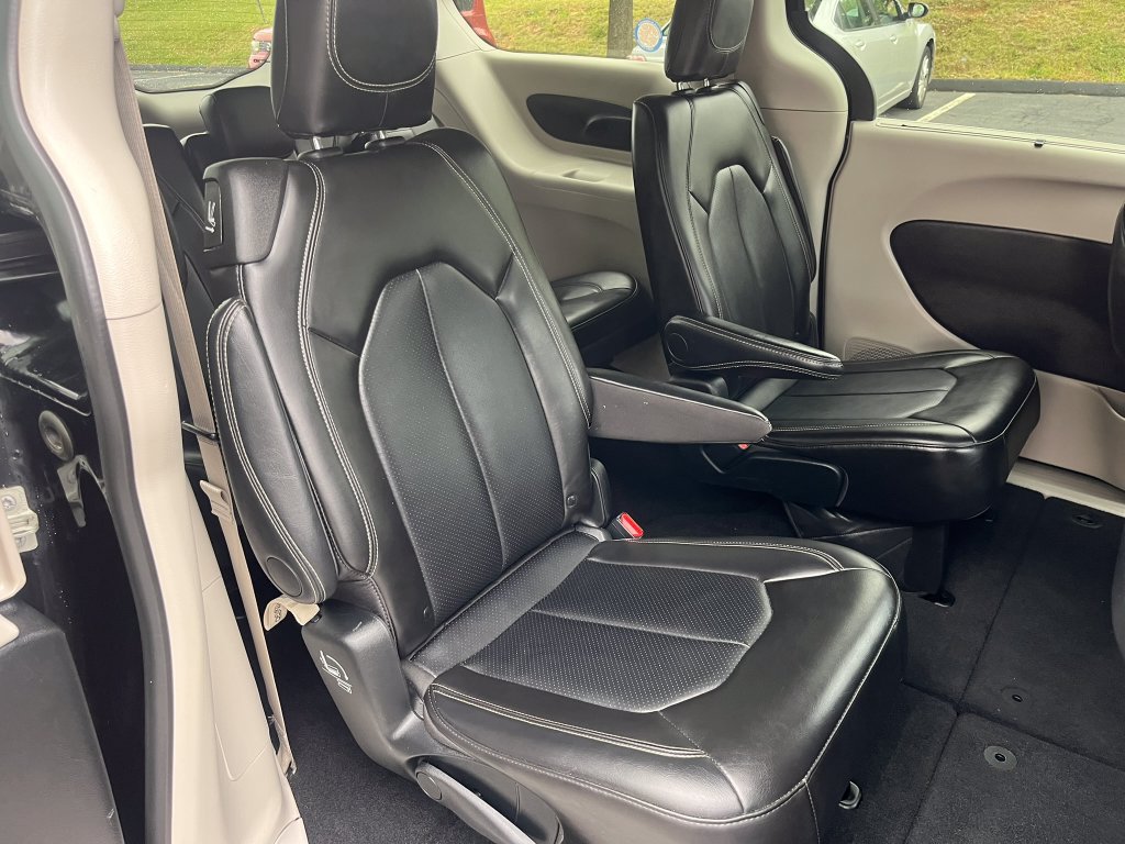 Used 2024 Chrysler Pacifica Touring-L FWD image 12