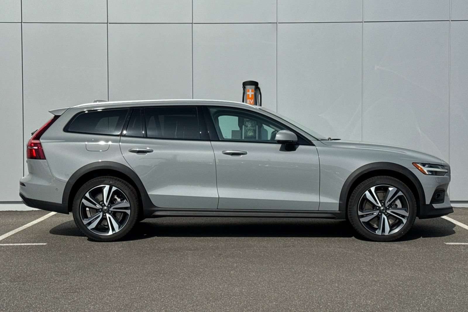 New 2026 Volvo V60 B5 Cross Country Plus w/ Climate Package AWD/4WD image 6