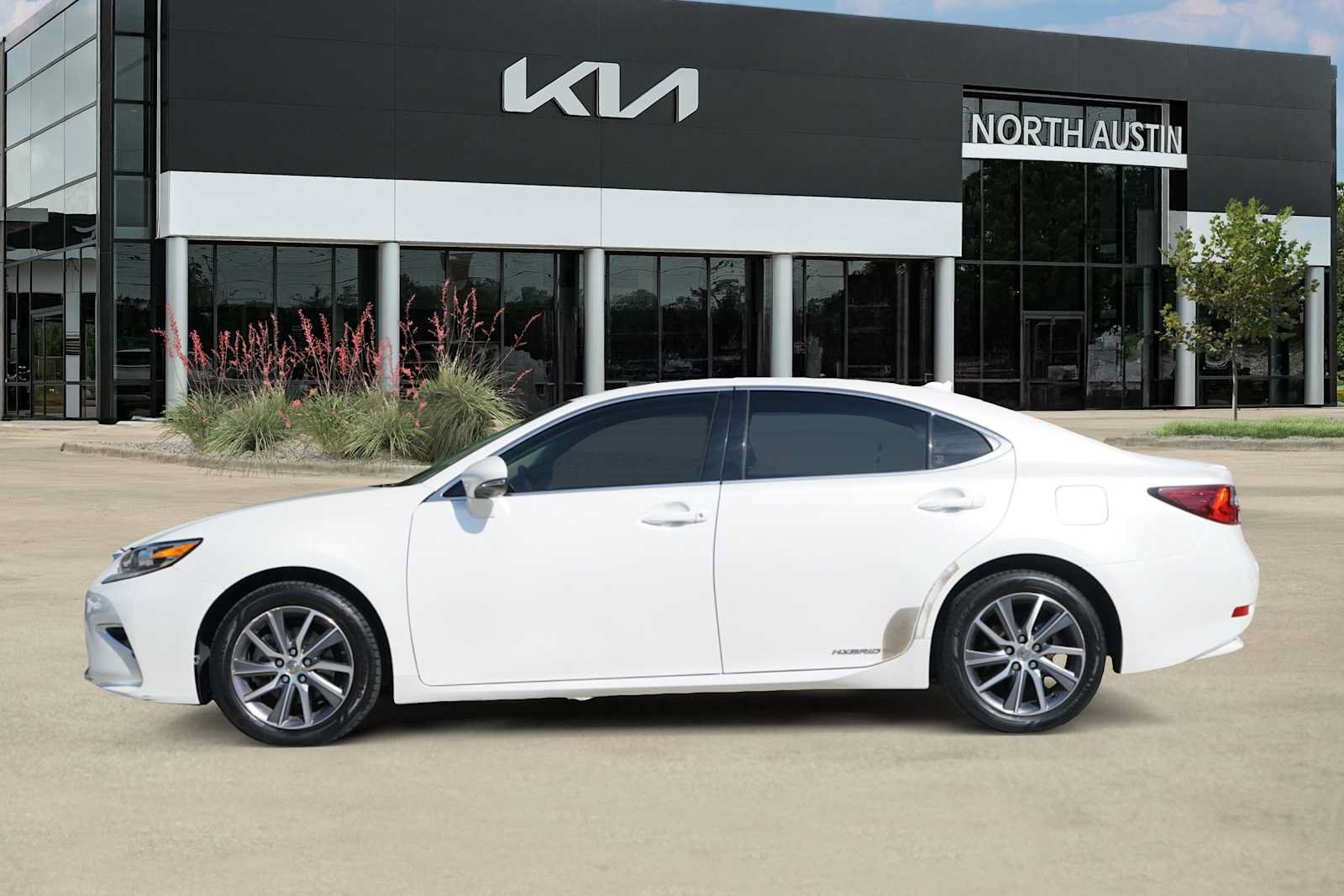 Used 2016 Lexus ES 300h w/ Premium Package w/Wood Trim FWD image 3