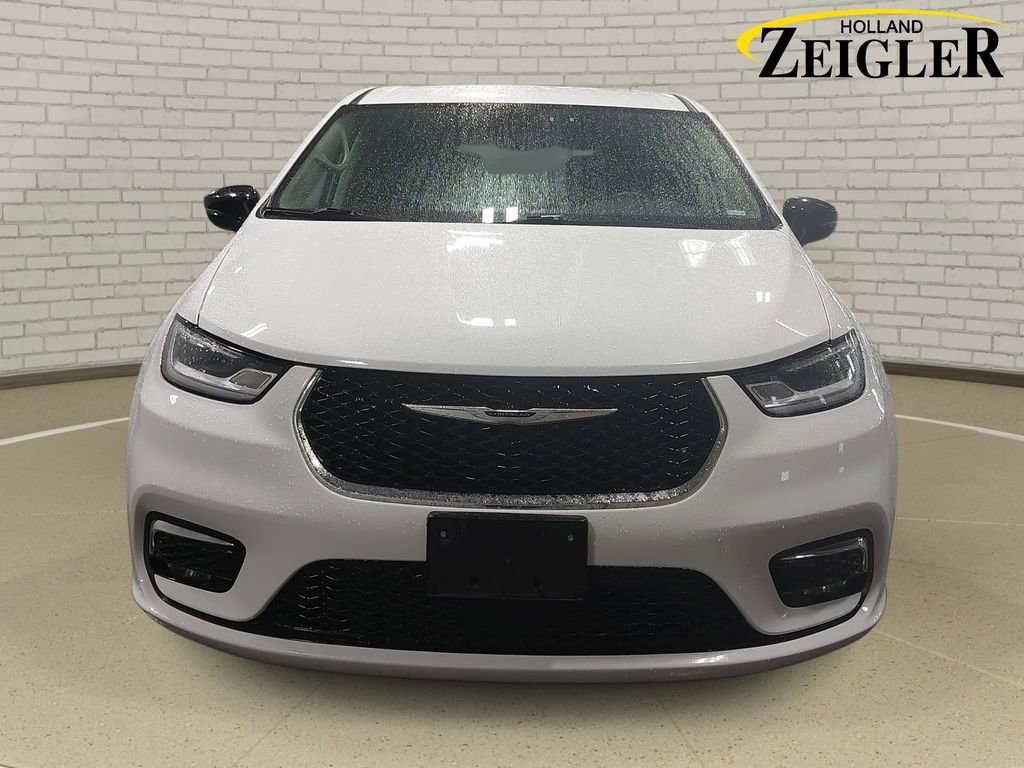 Used 2024 Chrysler Pacifica Touring-L FWD image 2