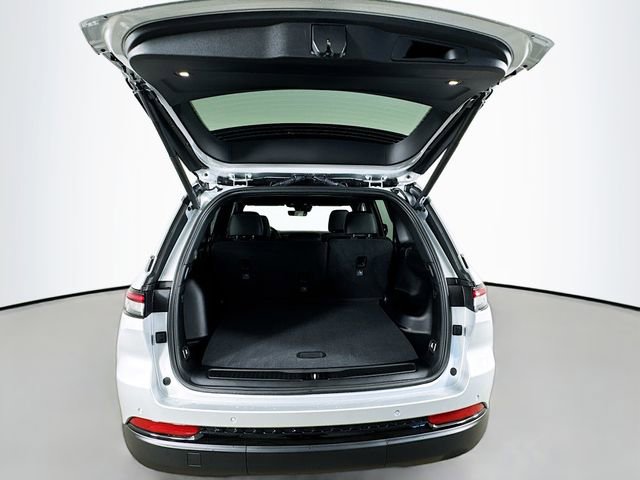 New 2025 Jeep Grand Cherokee Altitude image 27