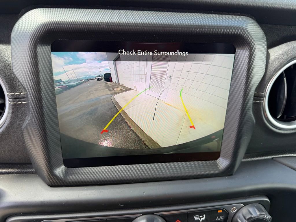 Used 2022 Jeep Wrangler Unlimited Sahara AWD/4WD image 22