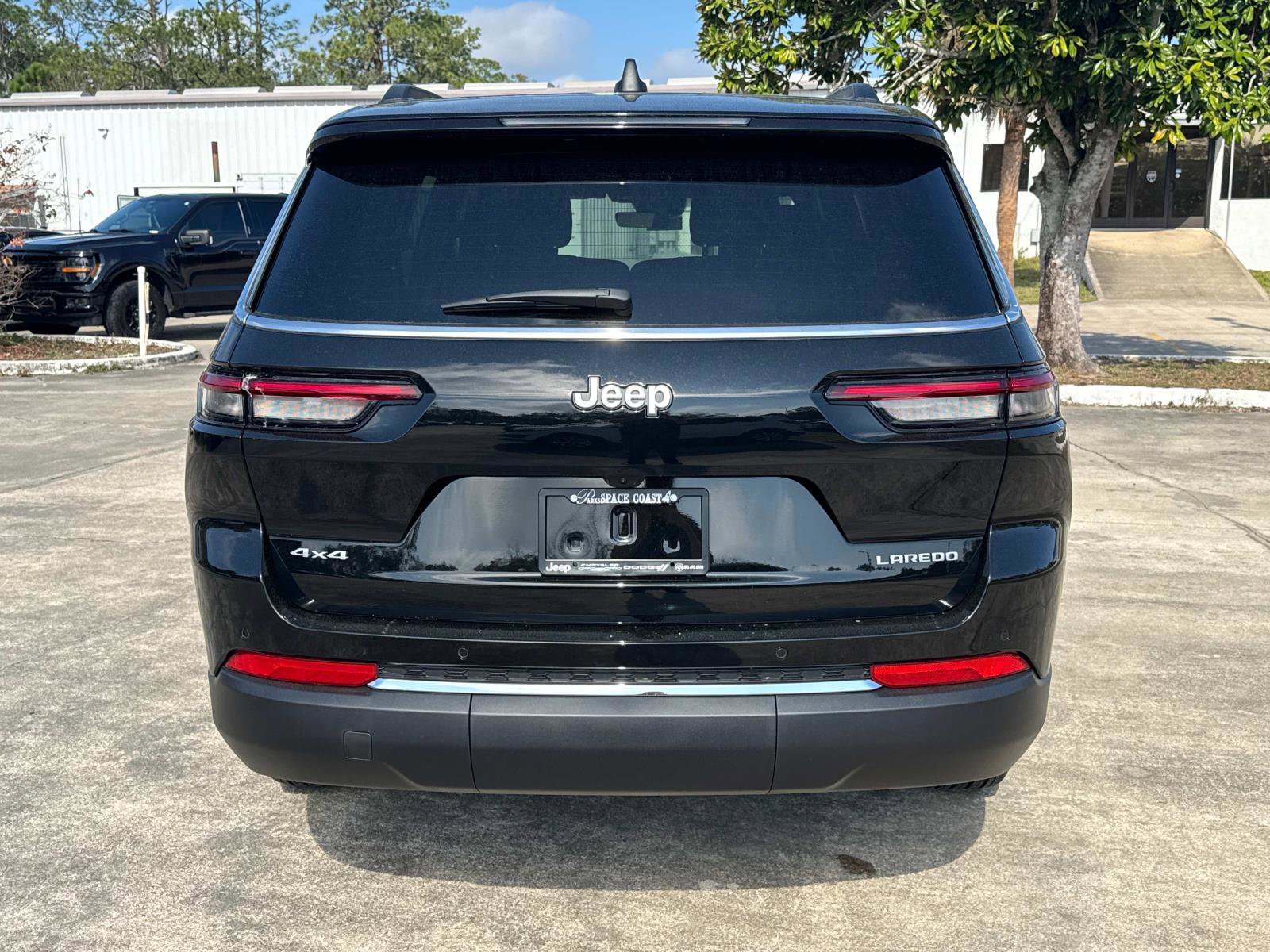 New 2025 Jeep Grand Cherokee L Laredo w/ Trailer Tow Package AWD/4WD image 4