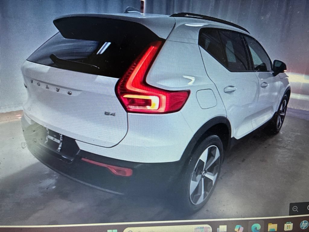 Used 2023 Volvo XC40 B4 Ultimate FWD image 4
