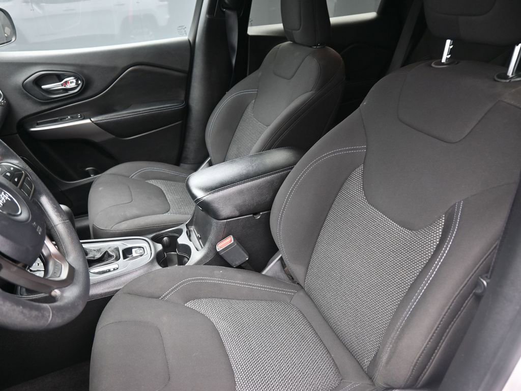 Used 2019 Jeep Cherokee Latitude w/ Popular Appearance Group AWD/4WD image 19