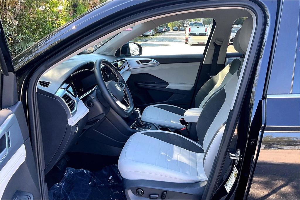 Certified 2025 Volkswagen Taos SE w/ Panoramic Sunroof Package image 21
