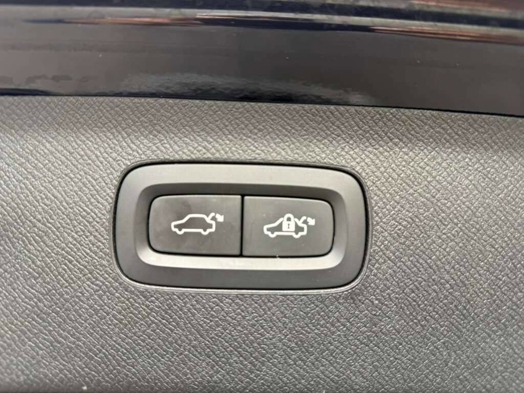 Used 2017 Volvo XC90 T6 Momentum w/ Vision Package image 35