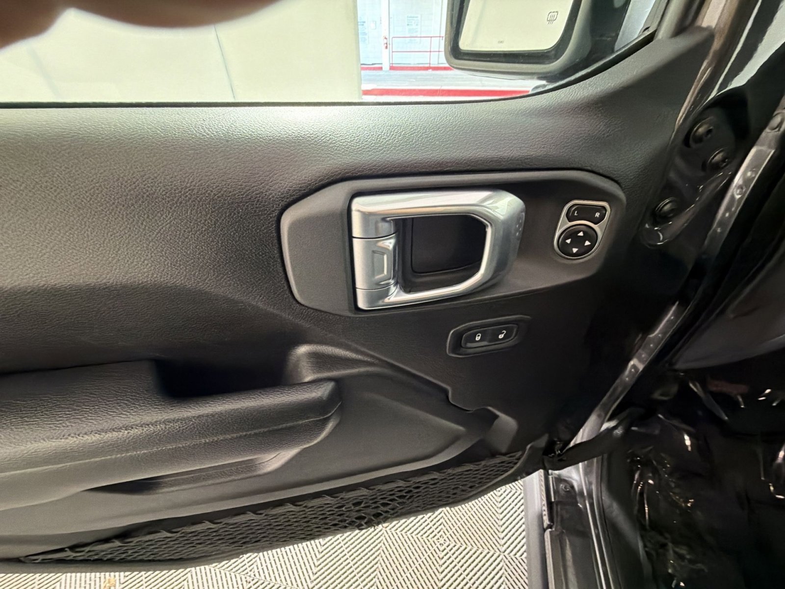 Used 2024 Jeep Wrangler Unlimited Rubicon w/ Convenience Group image 15