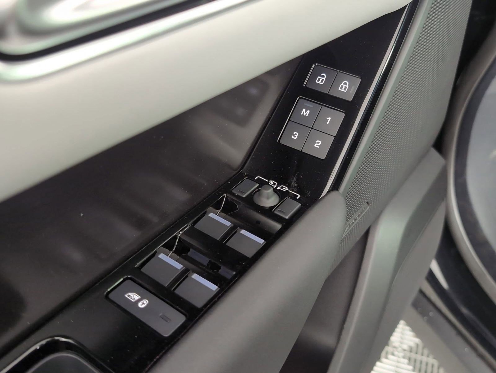 Certified 2026 Land Rover Range Rover Velar Dynamic SE image 21