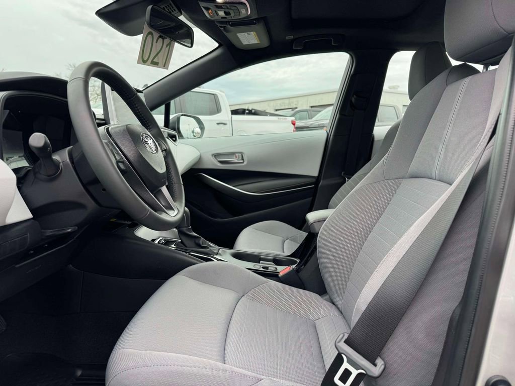 Used 2025 Toyota Corolla SE w/ SE Premium Package image 13