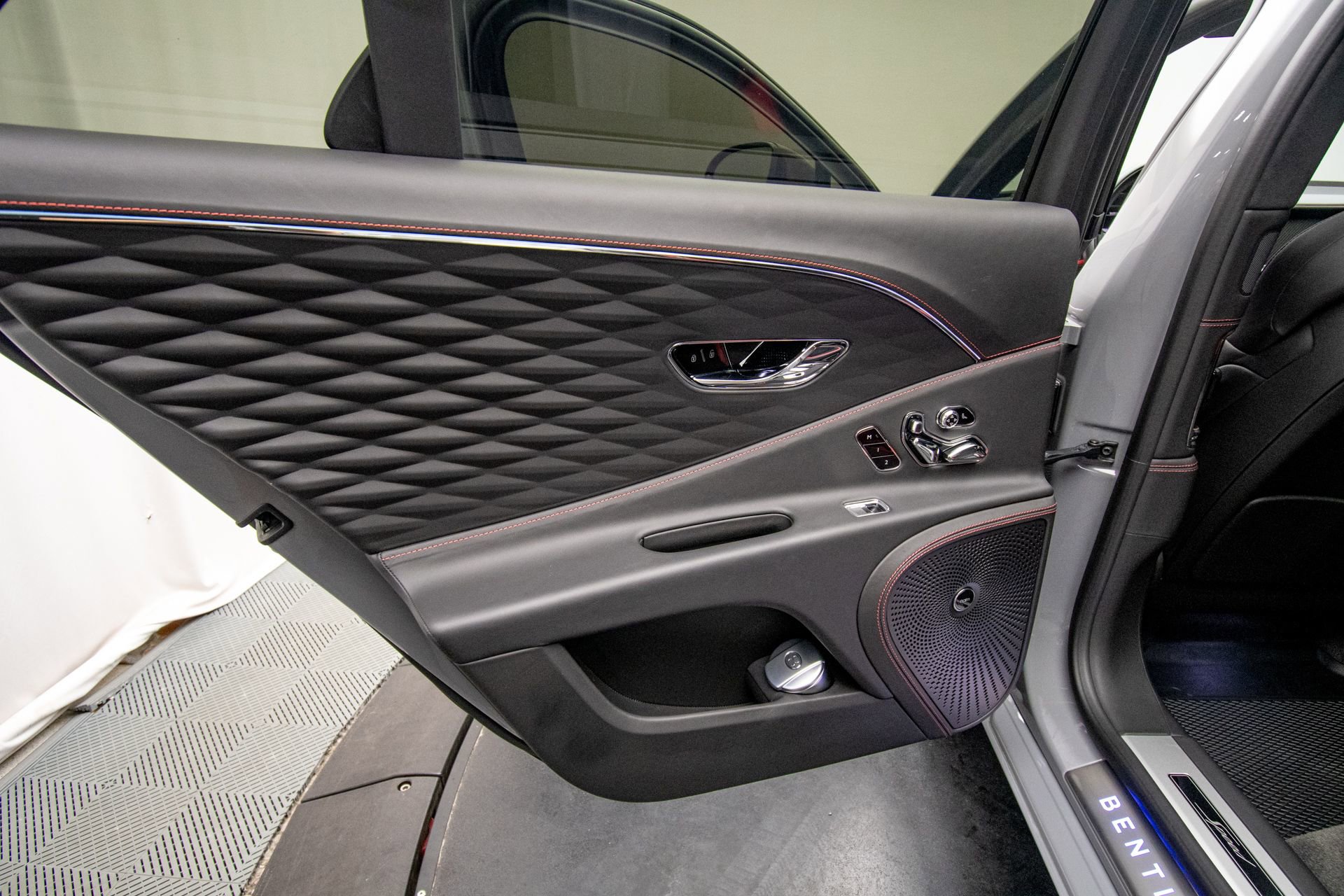 Used 2023 Bentley Flying Spur W12 image 24