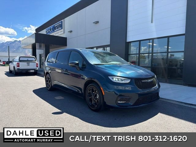 Used 2022 Chrysler Pacifica Touring-L w/ Uconnect Theater Family Group