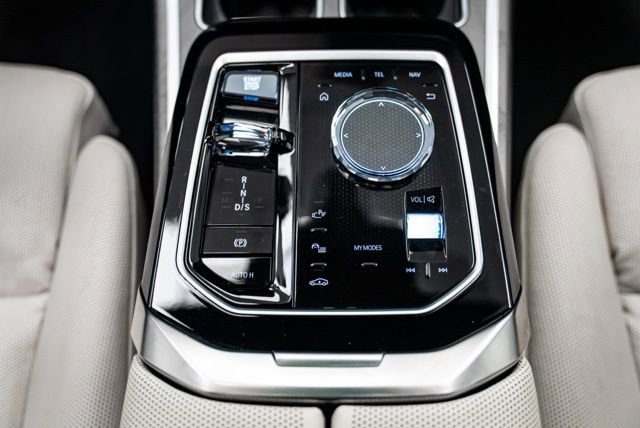 Used 2023 BMW 760i xDrive image 19