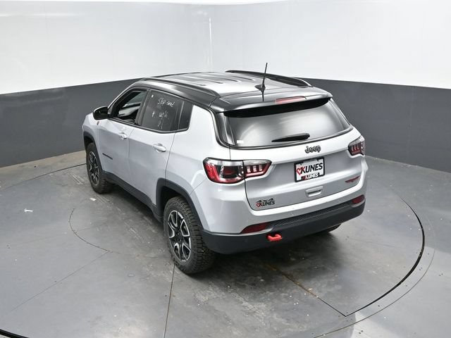 Used 2025 Jeep Compass Trailhawk AWD/4WD image 44