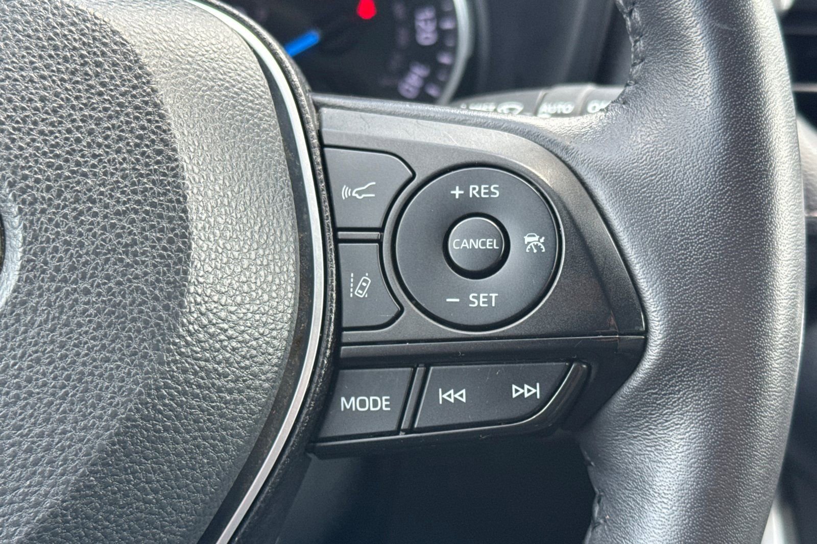 Certified 2022 Toyota RAV4 XLE Premium AWD/4WD image 32