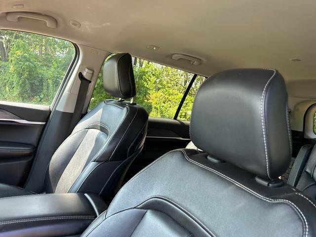 Used 2023 Jeep Grand Cherokee L Limited w/ Black Appearance Package image 12