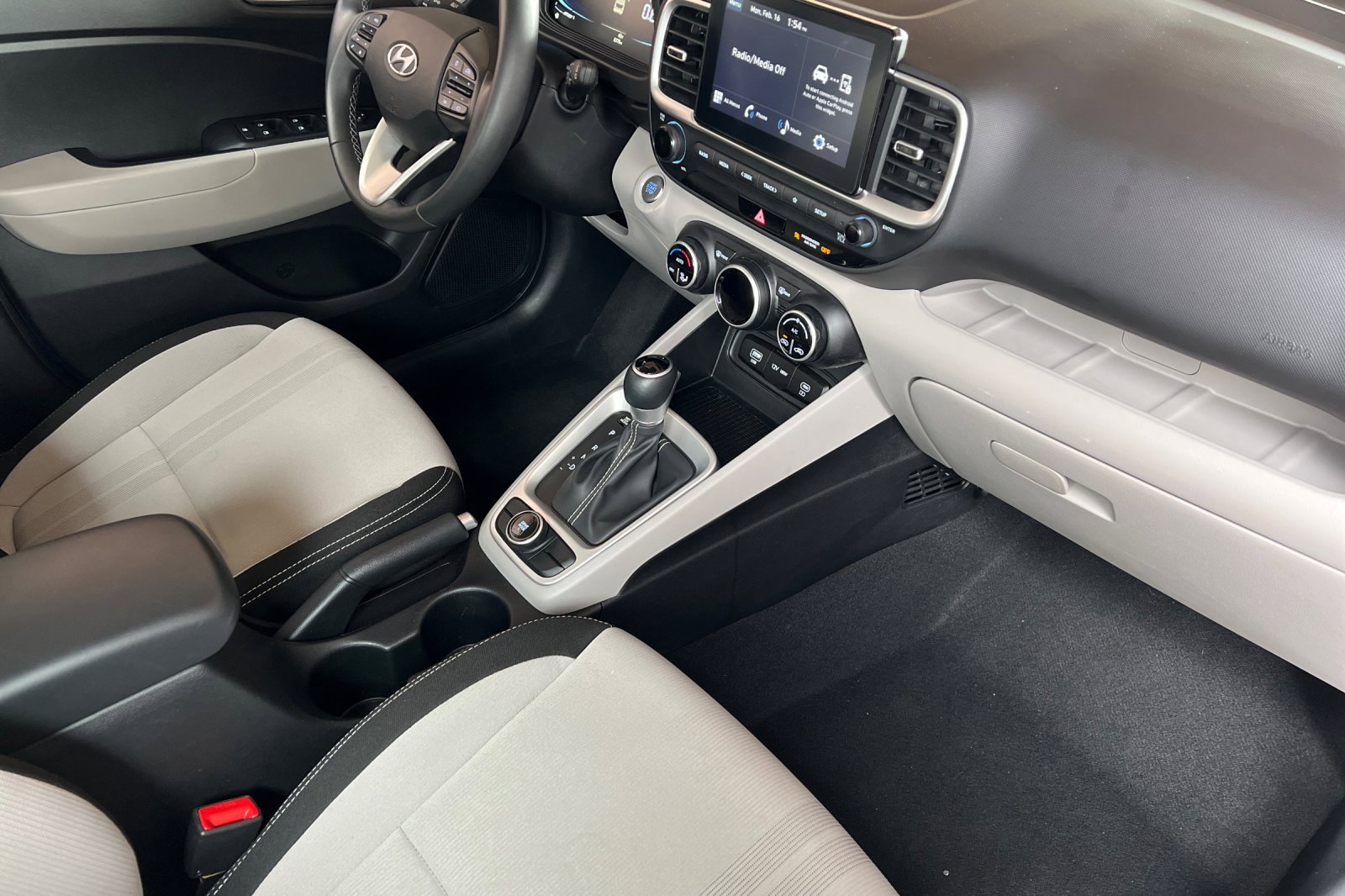 Certified 2025 Hyundai Venue SEL image 21