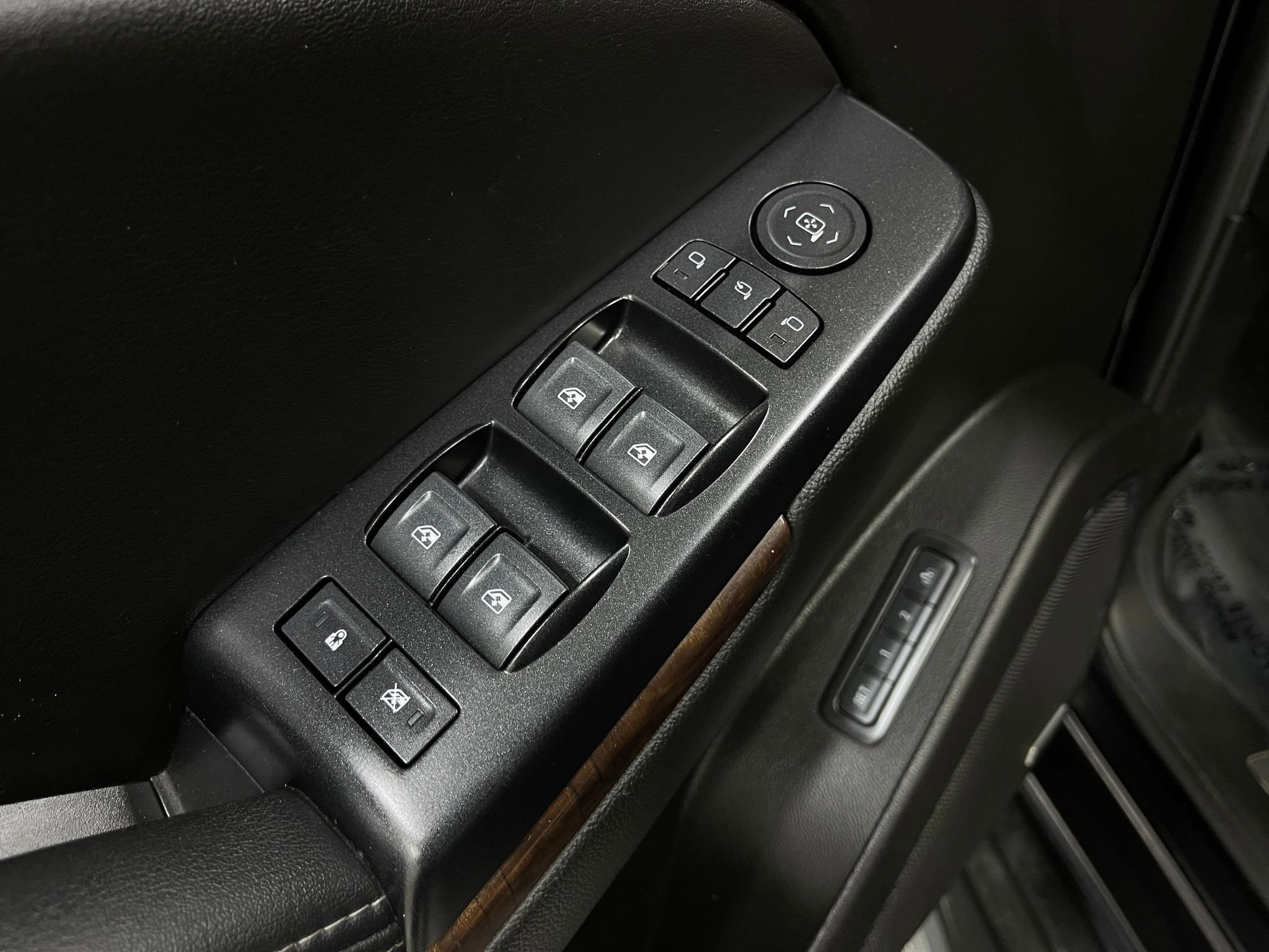 Used 2018 Chevrolet Tahoe LT w/ Luxury Package AWD/4WD image 16