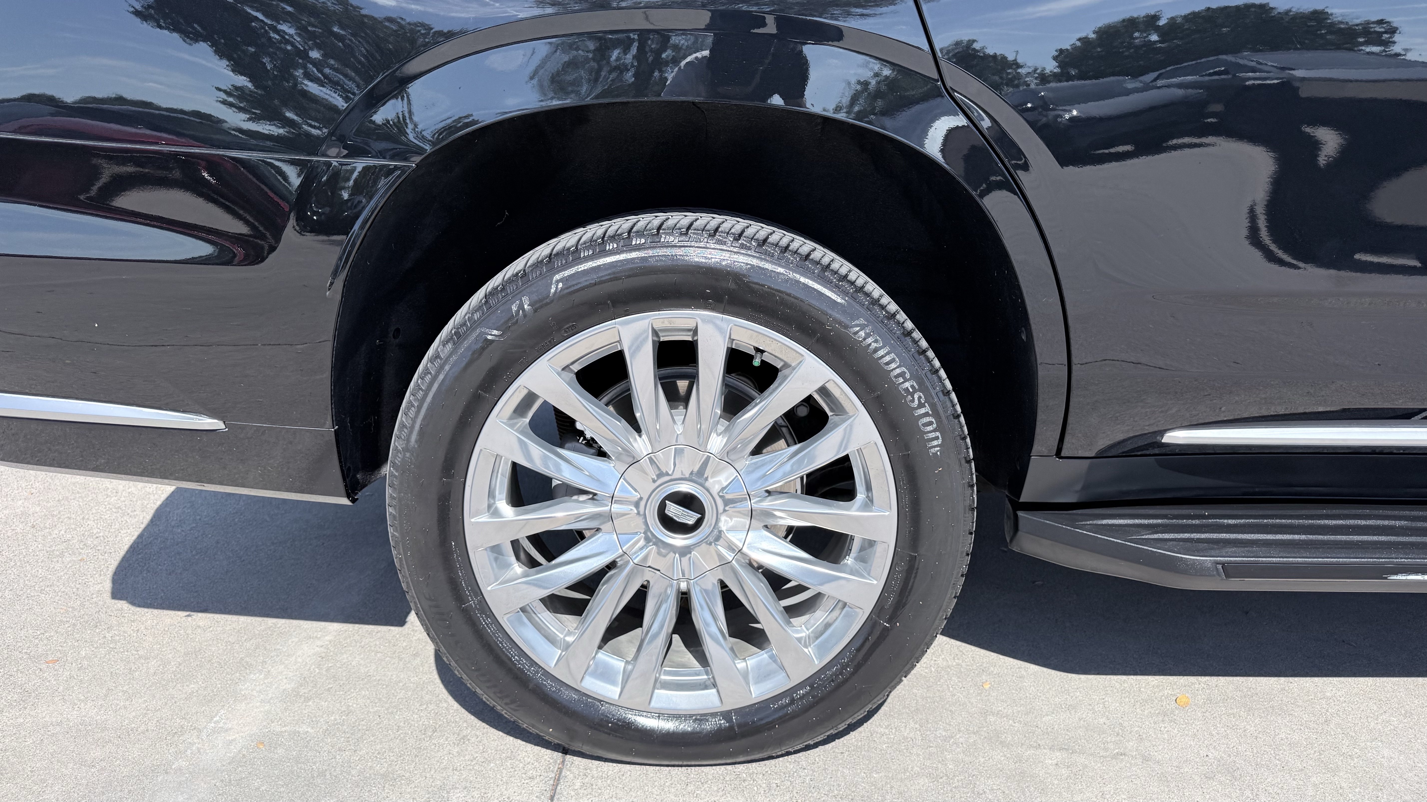 Used 2024 Cadillac Escalade Premium Luxury w/ Performance Package AWD/4WD image 16