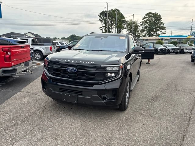 Used 2025 Ford Expedition Active AWD/4WD image 8