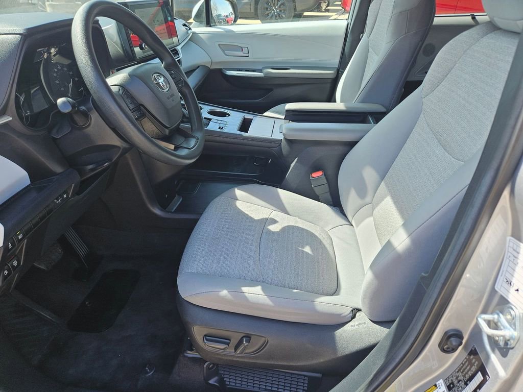 Used 2025 Toyota Sienna LE image 11