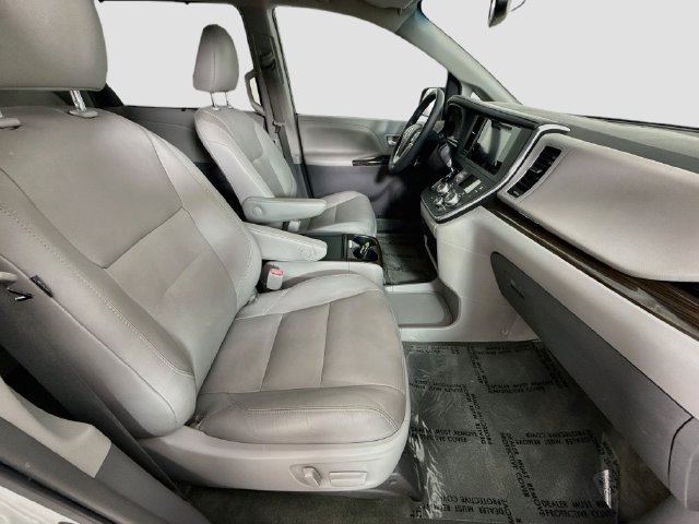 Certified 2017 Toyota Sienna XLE FWD image 31