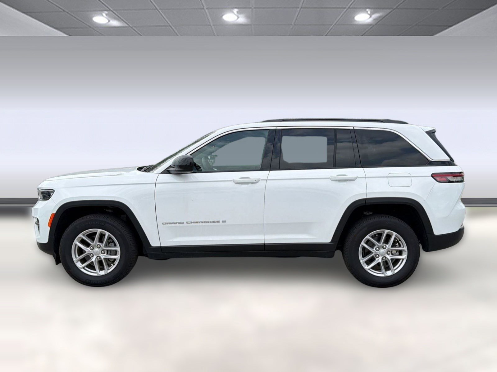 Used 2025 Jeep Grand Cherokee Laredo X RWD image 2