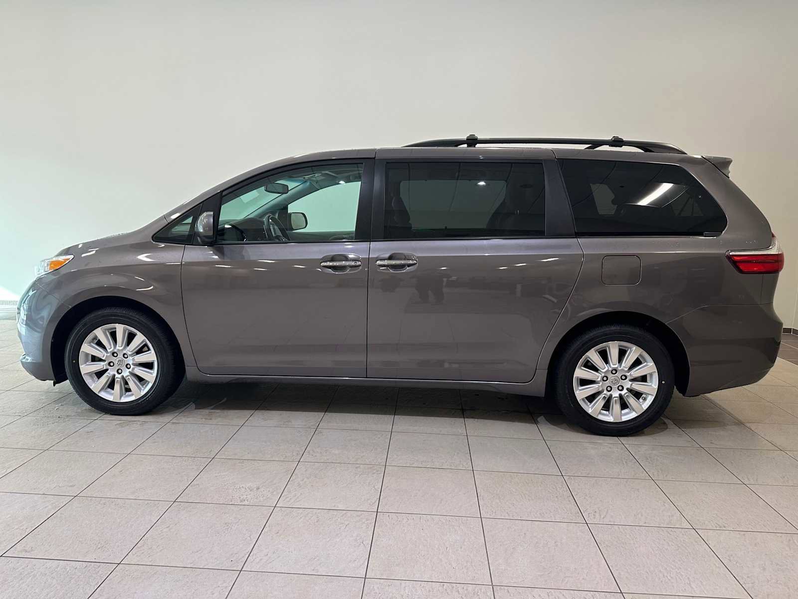 Used 2015 Toyota Sienna XLE w/ XLE Navigation Package image 3